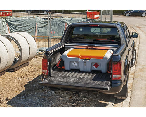 Pickup mit Gefahrgutbehälter auf einer Baustelle