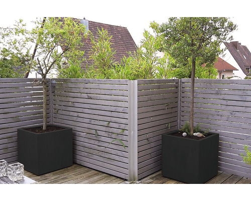 Clôture de confidentialité en bois avec bacs à plantes et plantations