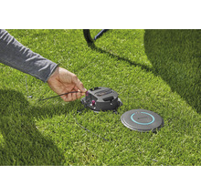 Installation eines Gardena Mähroboters mit Begrenzungskabel auf Rasen