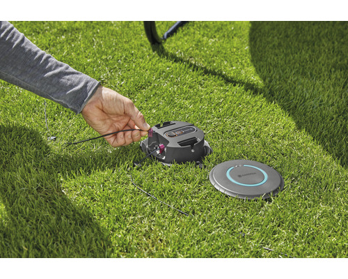 Installation d''un robot tondeuse Gardena avec câble périphérique sur une pelouse