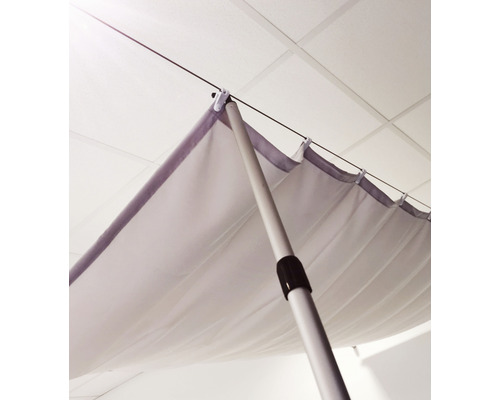 Gros plan d''un store latéral extensible avec barre de support