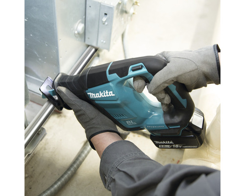 Makita Säbelsäge beim Schneiden eines Metallrohrs