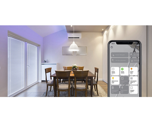 Esszimmer mit Esstisch, Stühlen, Jalousien und Smartphone-App zur Steuerung der Beleuchtung