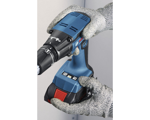 Tournevis sans fil dans la main avec des gants de travail