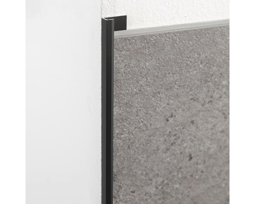Profilé de carreaux en aluminium sur un mur