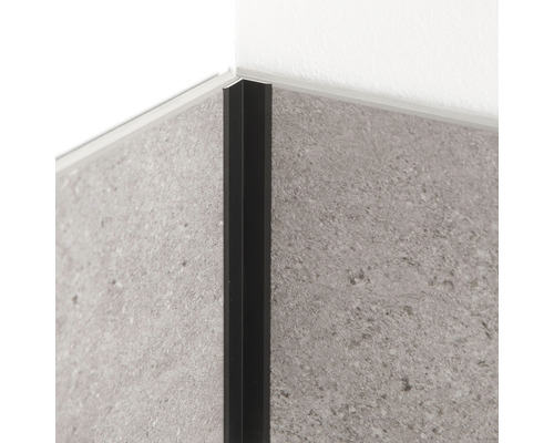 Coin avec carrelage et profilé de carrelage