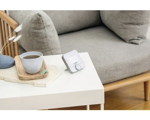 Bosch Logo Raumklimasensor auf einem Tisch mit einer Tasse Tee und Dekoration