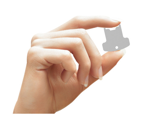 Eine Hand hält eine kleine Markierungsscheibe