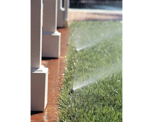 Rasenbewässerung mit Rasensprenger im Garten