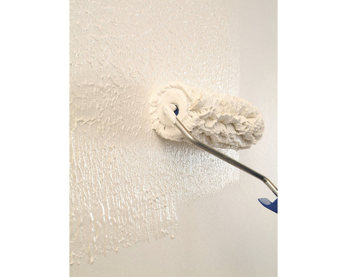 Rouleau à peinture appliquant de la peinture sur un mur