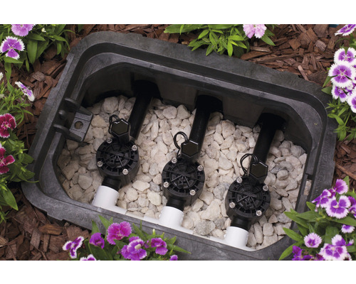 Vanne d''irrigation dans une boîte à vannes de jardin
