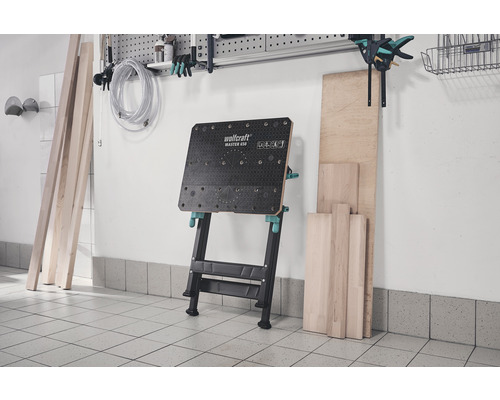 Établi avec matériaux en bois dans un atelier