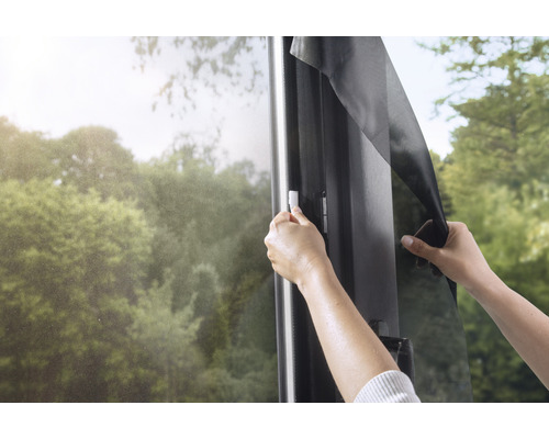Montage eines Insektenschutzrollos am Fenster