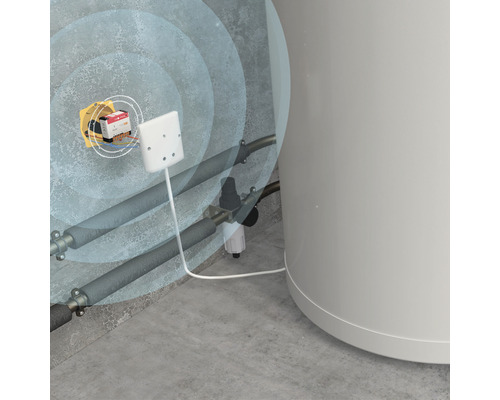 Installation einer Leckageerkennung in einem Heizungsraum mit Rohren und Boiler.