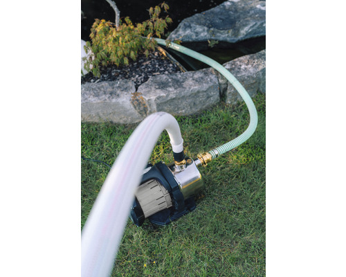 Gartenpumpe mit Zu- und Ablaufschlauch im Einsatz an einem Gartenteich