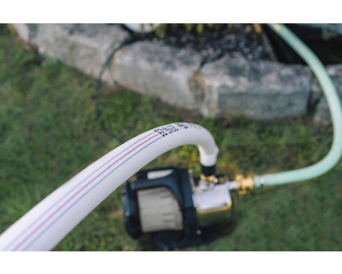 Gartenpumpe mit Gartenschlauch im Aussenbereich