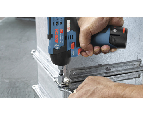 Une clé à chocs à batterie en cours d''utilisation pour visser des pièces métalliques.