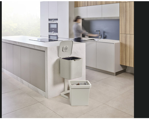 Cuisine moderne avec une poubelle murale à couvercle ouvert et une poubelle sur pied.