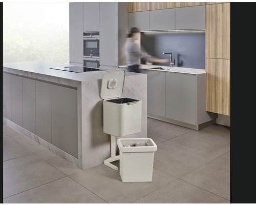 Scène de cuisine avec un système de tri des déchets composé d''un récipient et d''un seau.