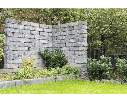 Mur de jardin gris avec des plantes dans le jardin