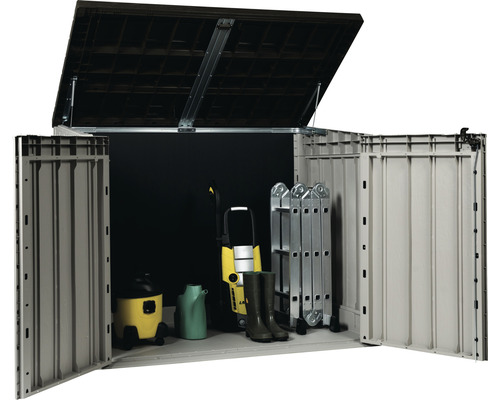 Offener Gartenschrank aus Kunststoff mit Gartengeräten wie Leiter, Staubsauger und Hochdruckreiniger