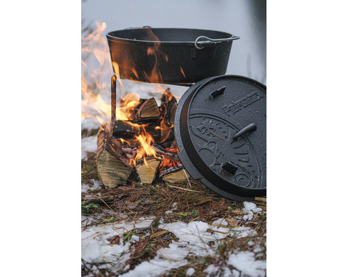 Gusseisen Dutch Oven auf Feuerstelle mit Holz und Deckel