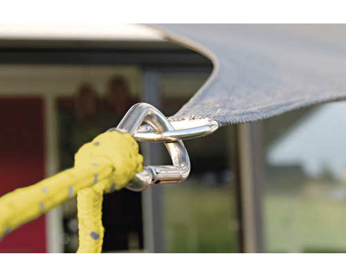 Befestigung eines Sonnensegels mit Schäkel und Seil