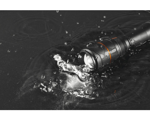 Wasserdichte Taschenlampe im Wasser