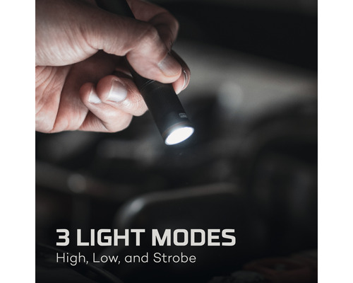 Hand hält eine Taschenlampe mit drei Lichtmodi: Stark, Schwach und Stroboskop