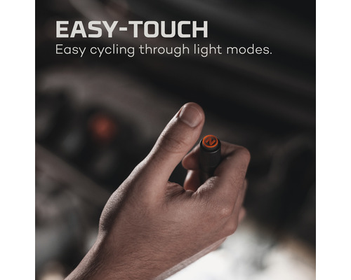 Eine Hand bedient eine Taschenlampe mit leichtgängigen Lichtmodi.