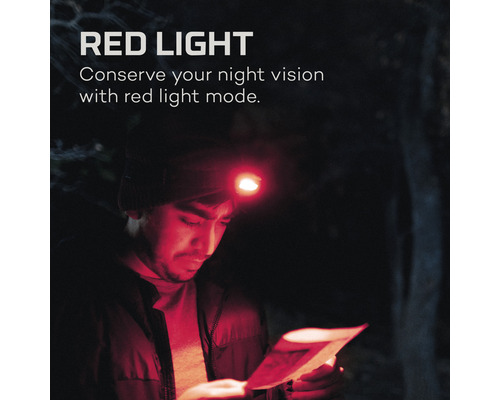 Mann mit Stirnlampe mit rotem Licht zum Erhalt des Nachtsichtvermögens