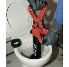 Verstopfungsbeseitigung mit einer Toilettenpumpe im Badezimmer.