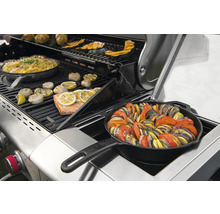 Scène de barbecue avec ratatouille dans une poêle, pâtes, poisson, coquilles Saint-Jacques et légumes