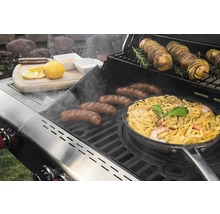 Barbecue avec saucisses, pâtes, pommes de terre et citron sur une planche à découper
