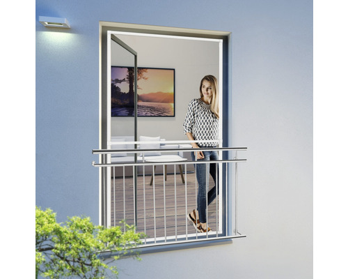 Balcon avec rambarde et une femme debout sur le balcon