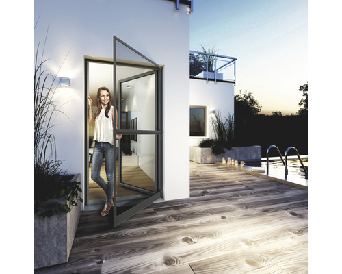 Modernes Haus mit geöffneter Tür, Terrasse und Pool