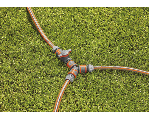 Distributeur de tuyau d''arrosage sur pelouse