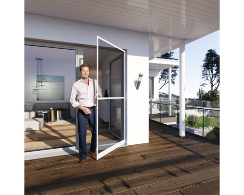 Homme entrant sur la terrasse par une porte moustiquaire ouverte