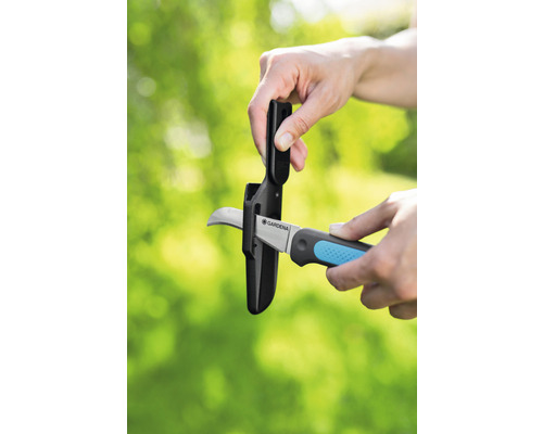 Sécateur avec protection de lame inséré dans un étui de protection