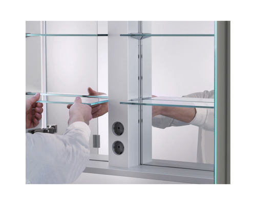 Installation d''une étagère en verre dans une armoire de toilette