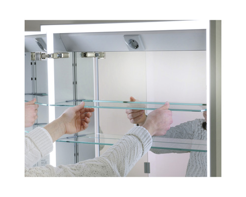 Installation d''une armoire de toilette avec des étagères en verre dans la salle de bain.