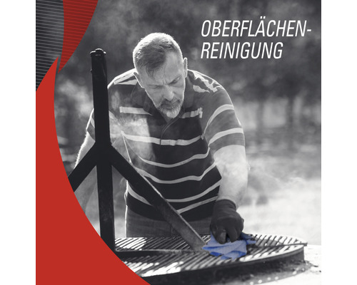 Homme nettoie la grille du barbecue pour le nettoyage des surfaces