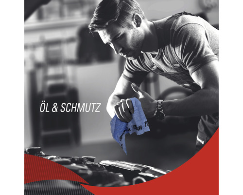 Un homme nettoie un moteur de l''huile et de la saleté avec un chiffon de nettoyage