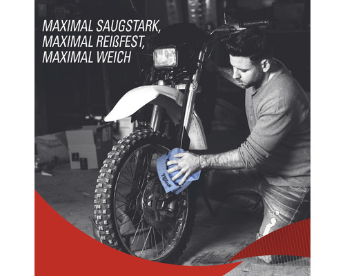 Homme nettoie une moto avec une lingette de nettoyage