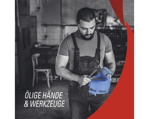 Mécanicien nettoie un outil avec un chiffon de nettoyage