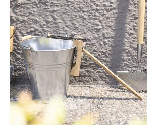 Eimer aus Metall mit Abstreifer für den Garten, zusammen mit Gartengeräten
