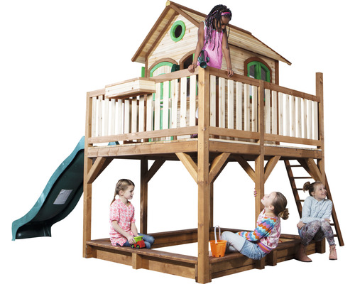 Holzspielhaus mit Sandkasten, Rutsche und Leiter im Garten