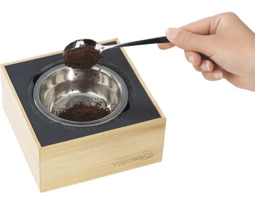 Aromatherapiegerät aus Bambus mit Edelstahlschale und Hand mit Löffel