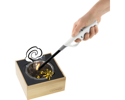 Hand zündet Räuchergefäß mit Stabfeuerzeug an