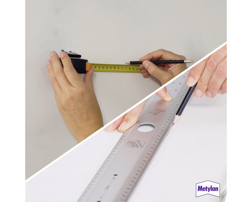 Une personne mesure avec un mètre ruban et un crayon et utilise un rail Metylan pour dessiner.